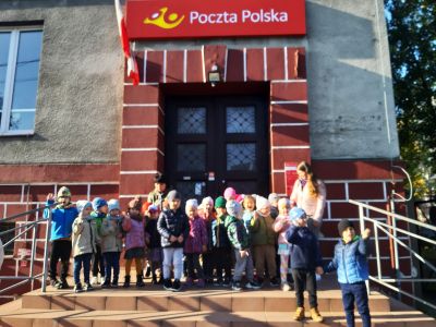 Dzieci z Jedyneczki z wizytą na poczcie